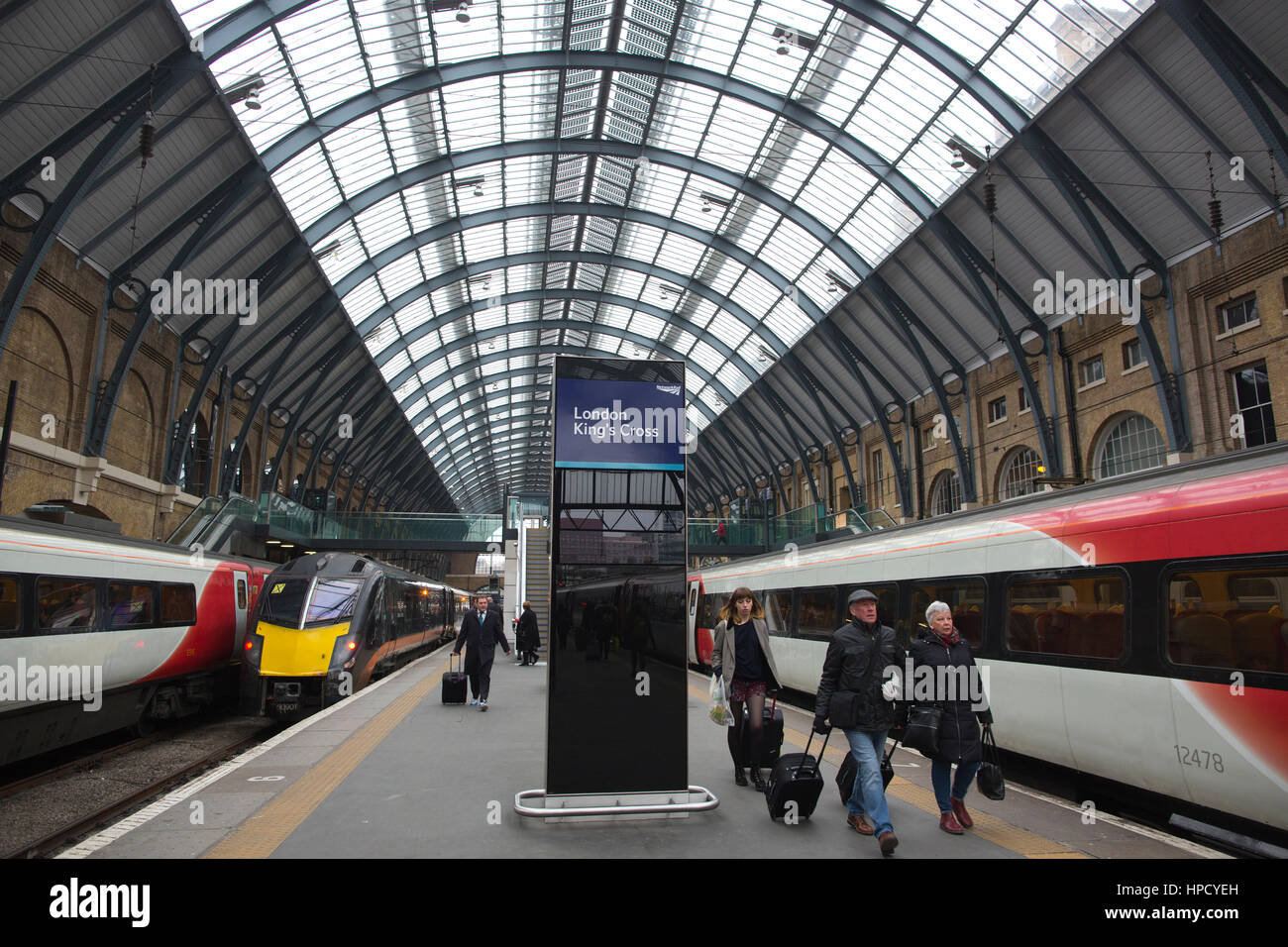 Pendolari di salire a bordo di una Vergine Costa Est Treno fino a Kings Cross Mainline station in London, England, Regno Unito Foto Stock