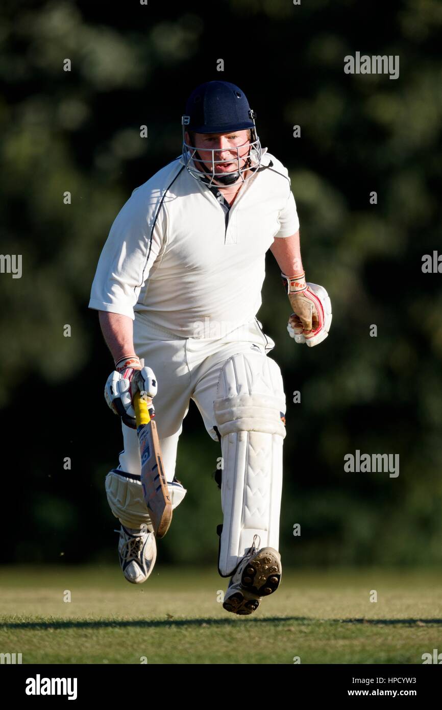 Marnhull CC 1XI vs Stalbridge CC 2a XI, Sabato, 13 Agosto, 2016 - Dorset - Inghilterra battitore in esecuzione Foto Stock