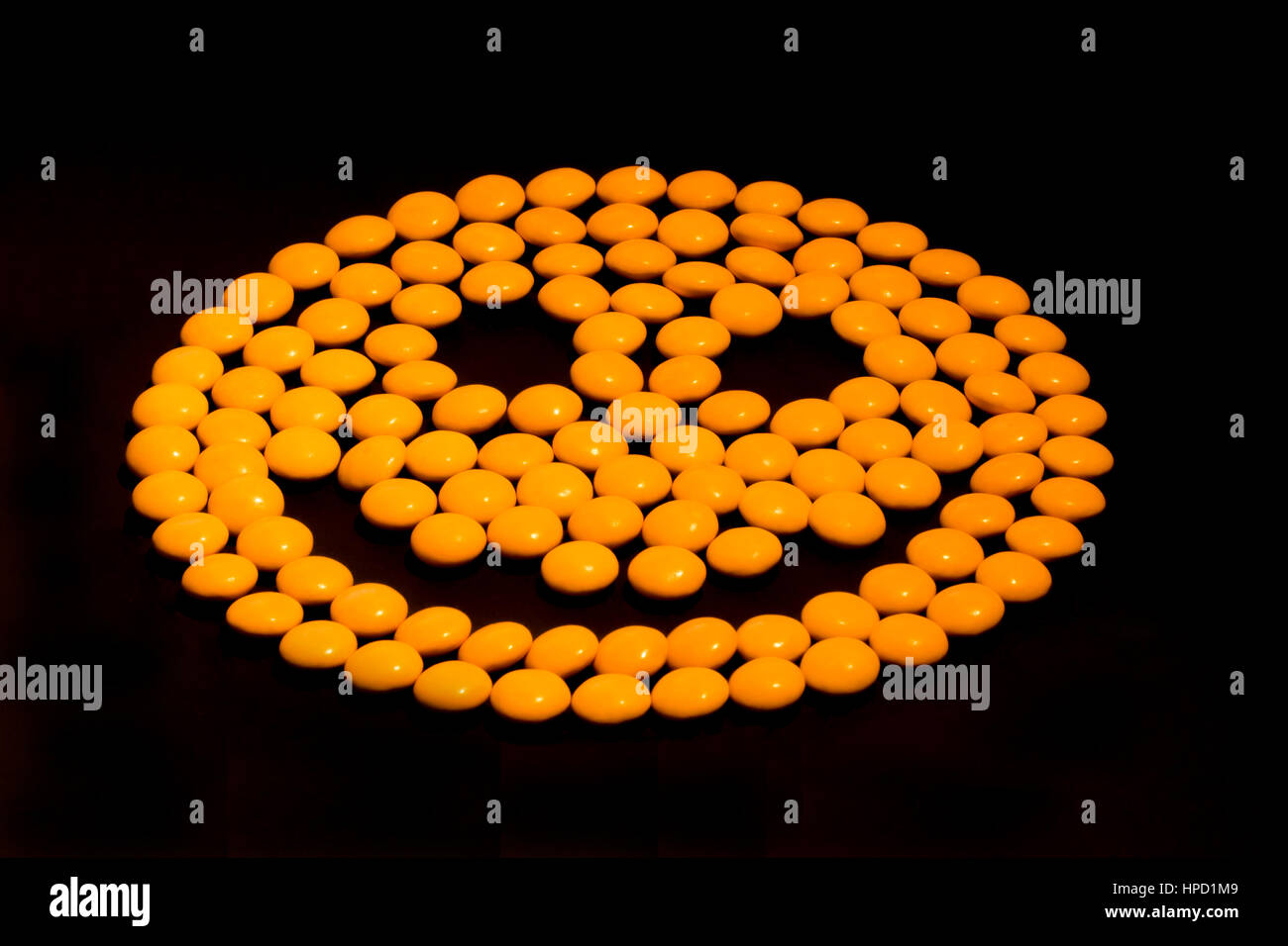 Gialli smiley emoticon realizzato da candy, pericolo di farmaci, farmaci cercando come una caramella concept Foto Stock