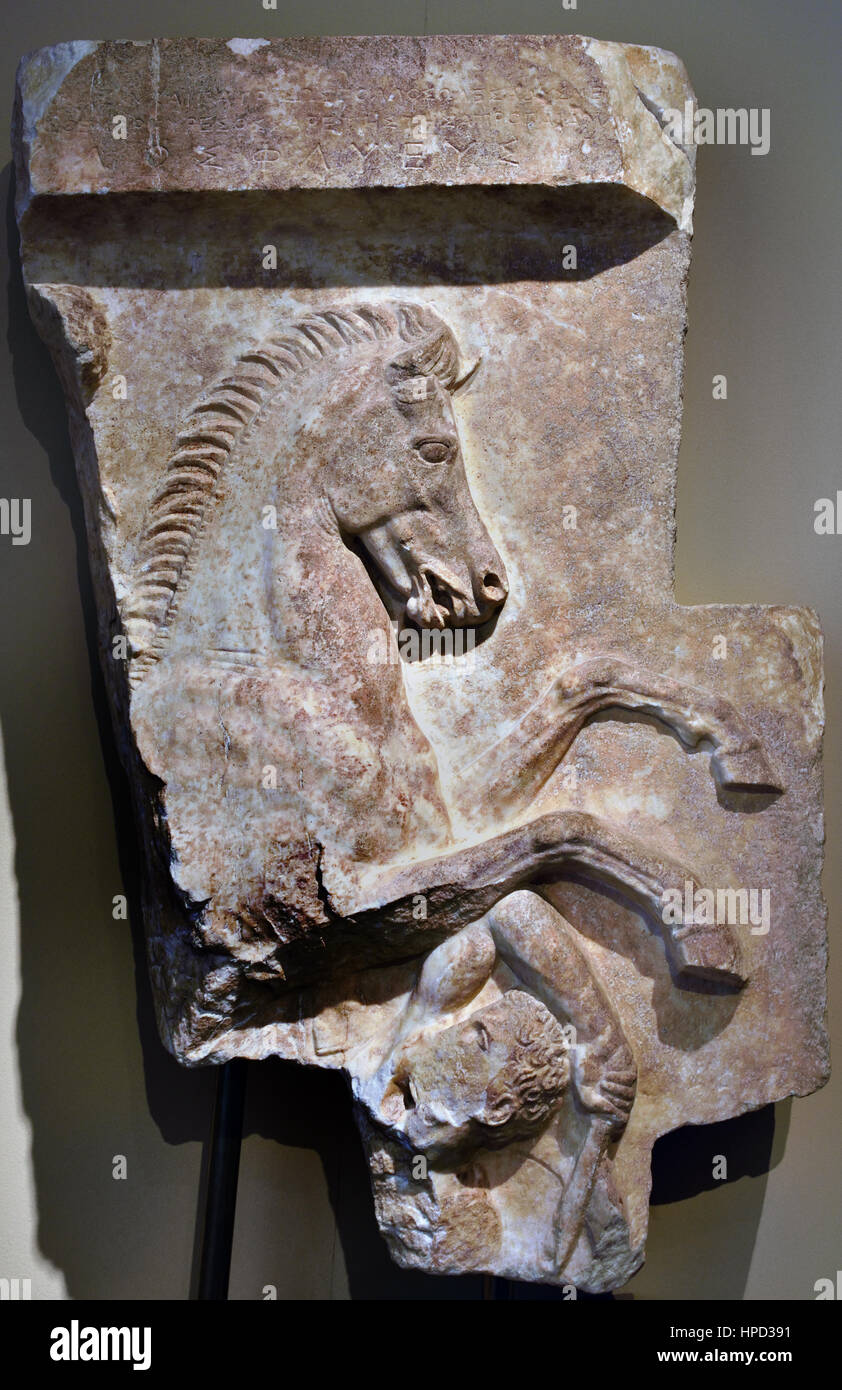 Frammento di un monumento funerario con battaglia equestre, Atene Grecia 400 BC marmo greco, Foto Stock