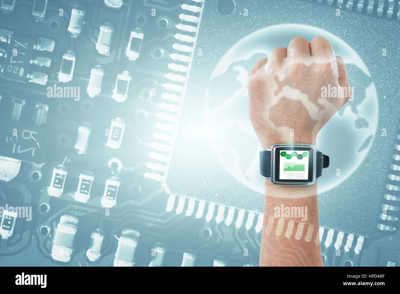 Tagliato a mano orologio da indossare contro il mondo nella scheda di circuito Foto Stock