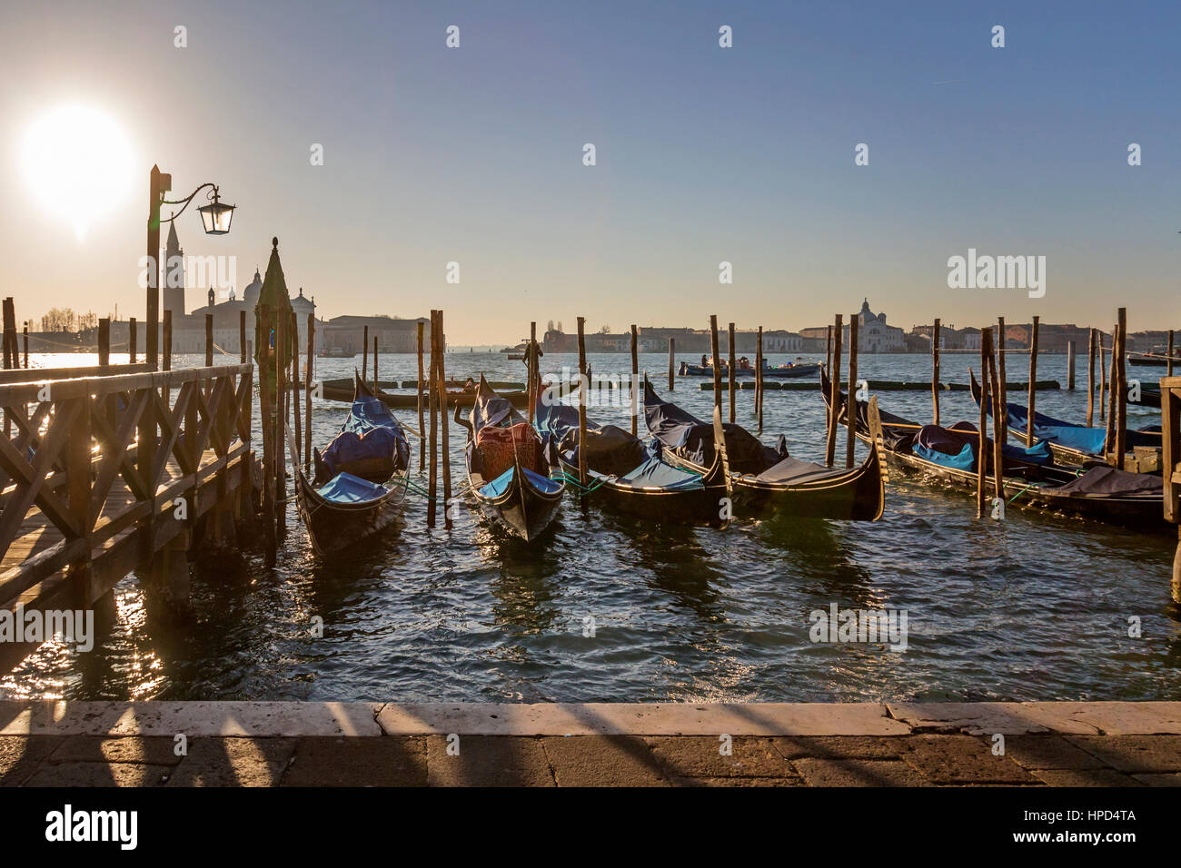 Gondole galleggianti in Canal Grande a Venezia, Italia. Foto Stock