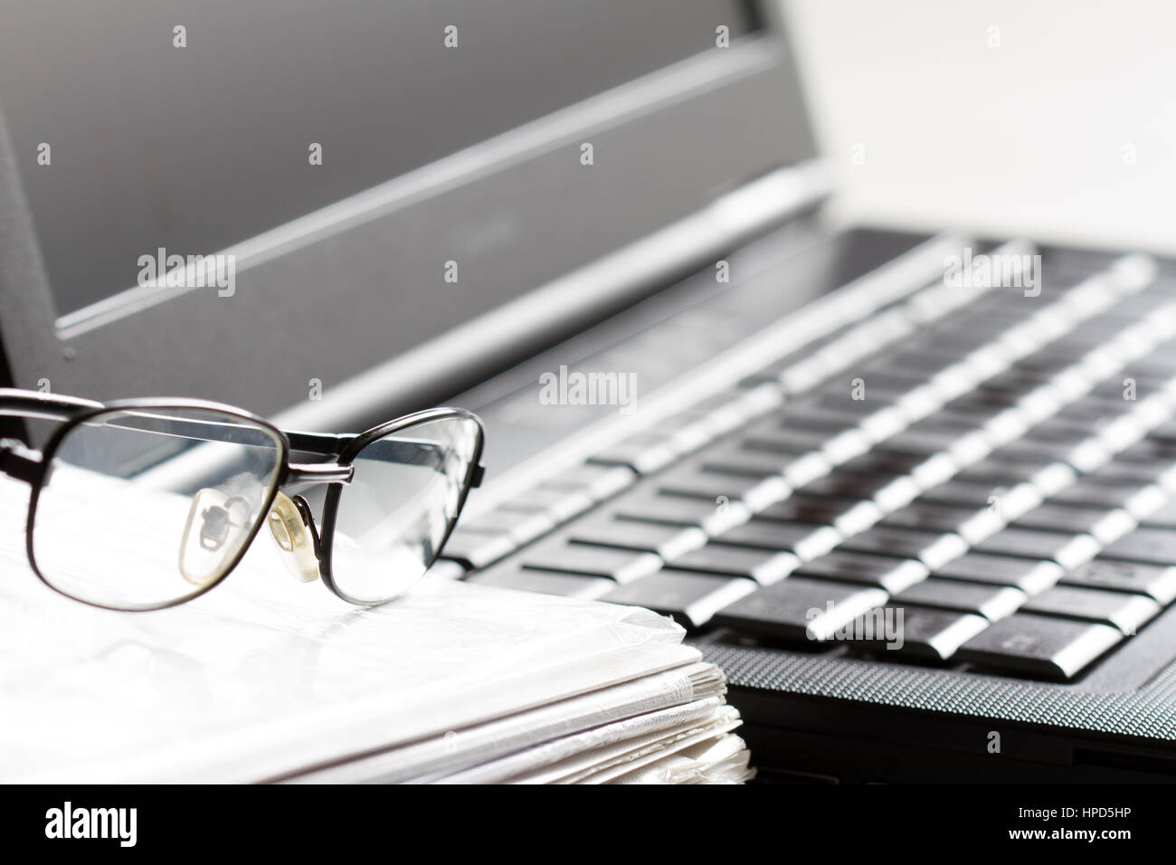Bicchieri e portatile su spazio di lavoro abstract business accounting background Foto Stock