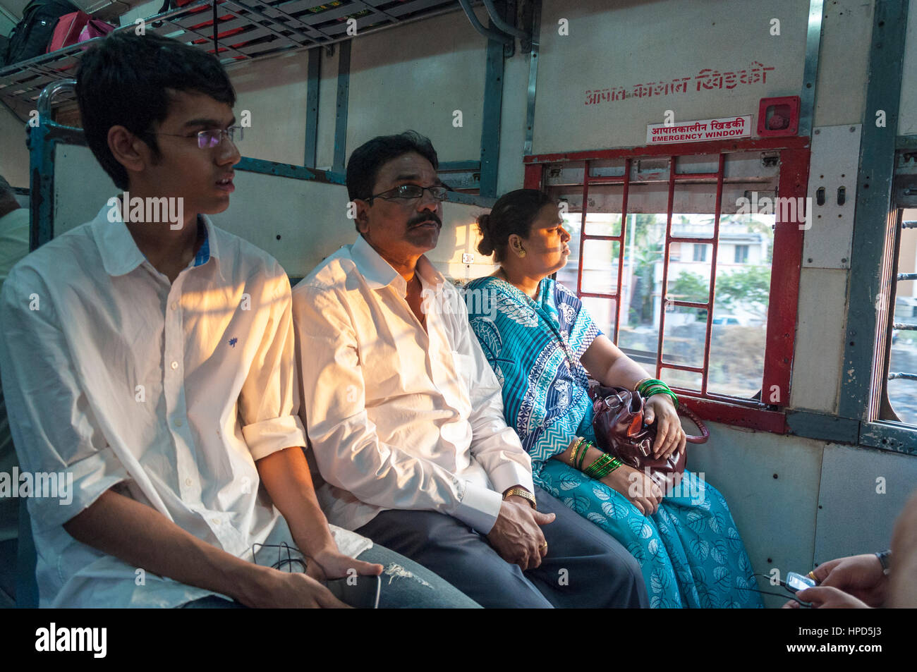 Persone su un treno in Mumbai, India Foto Stock