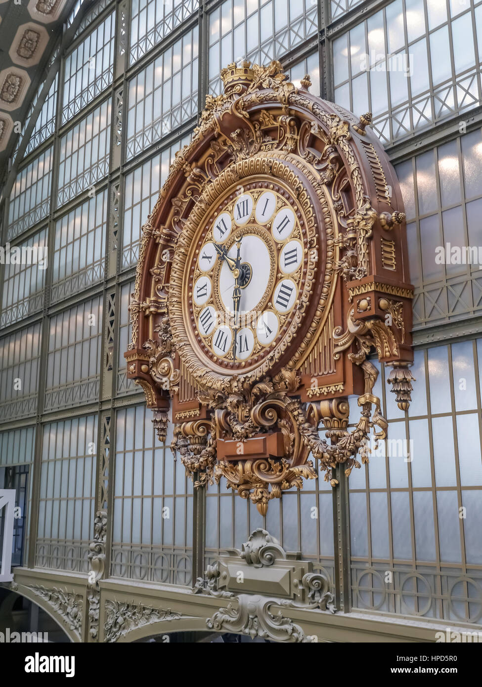 Parigi, Francia - 25 August, 2013 - L'oro orologio collocato nel 'main lobby stazione" - d'Orsay Museum, Parigi, Francia Foto Stock