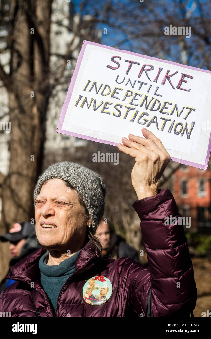 New York, Stati Uniti d'America 17 Febbraio 2017 - Gli attivisti si sono stretti a Washington Square, in solidarietà con lo sciopero generale per protestare contro l'amministrazione vincente e il loro anti-le politiche democratiche. ©Stacy Rosenstock Walsh/Alamy Live News Foto Stock