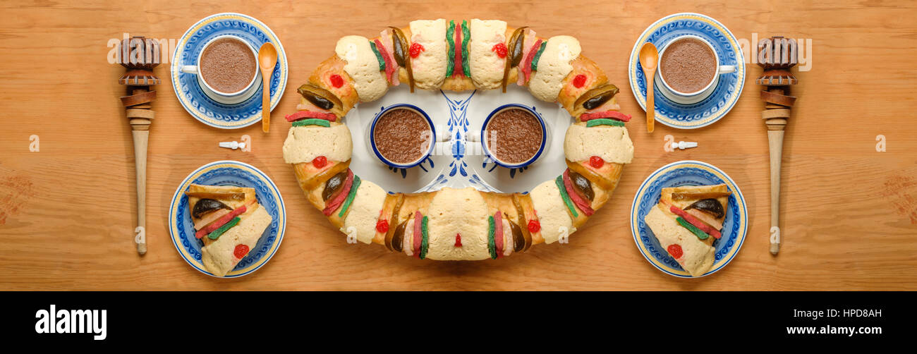 Epifania torta, Kings torta, Roscon de Reyes o Rosca de Reyes con tradizionale messicano tazza di cioccolato fatta con cannella Foto Stock