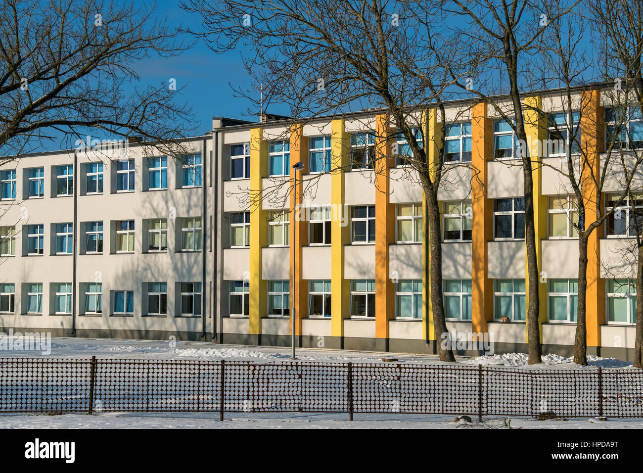 Esterno del rinnovato edificio scolastico. Estonia, Europa Foto Stock