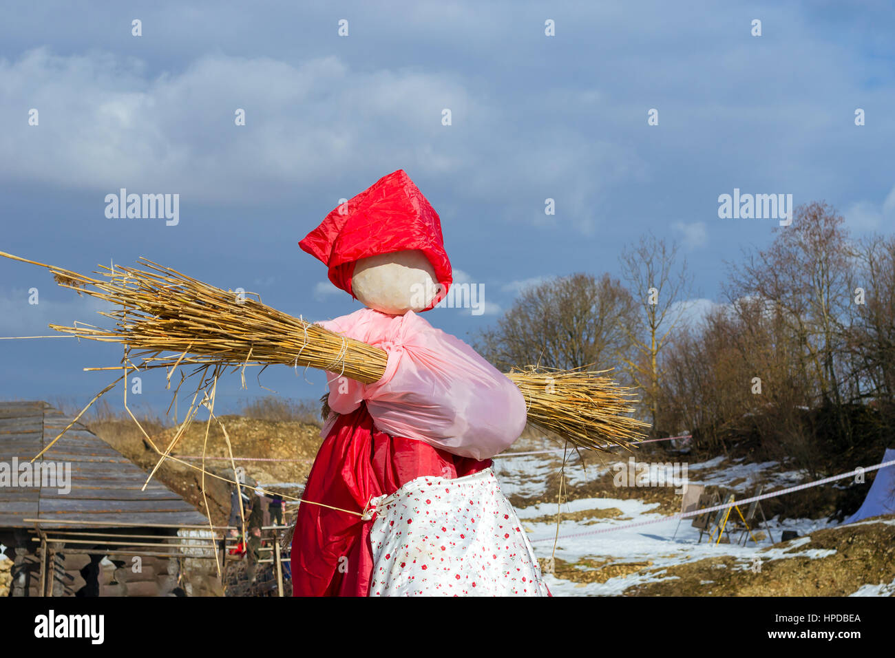 Lo Spaventapasseri di paglia di Shrovetide prima di masterizzare su Mardi Gras celebrazione, pancake settimana. Celebrare la fine dell inverno e l'inizio della primavera, outdoors su sn Foto Stock