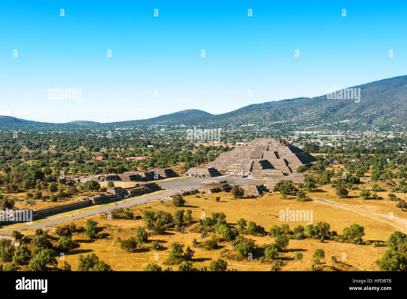 Piramide della Luna con Plaza della Luna e una parte del Viale dei Morti visto dalla Piramide del Sole a San Joan Teotihuacan, vicino Messico Foto Stock