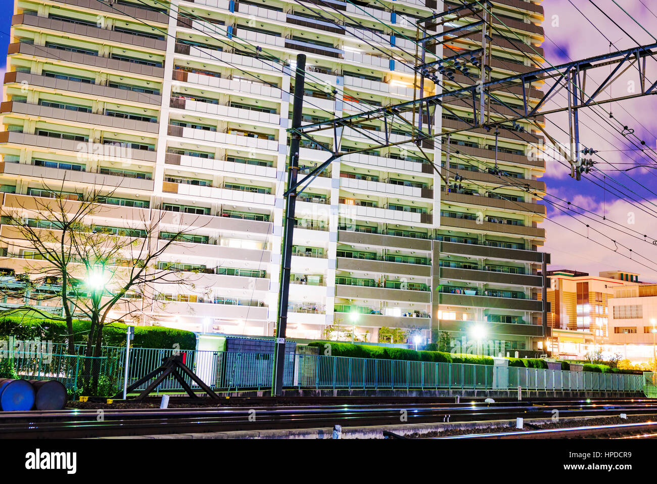 Edifici di notte da un binario ferroviario in Giappone Foto Stock