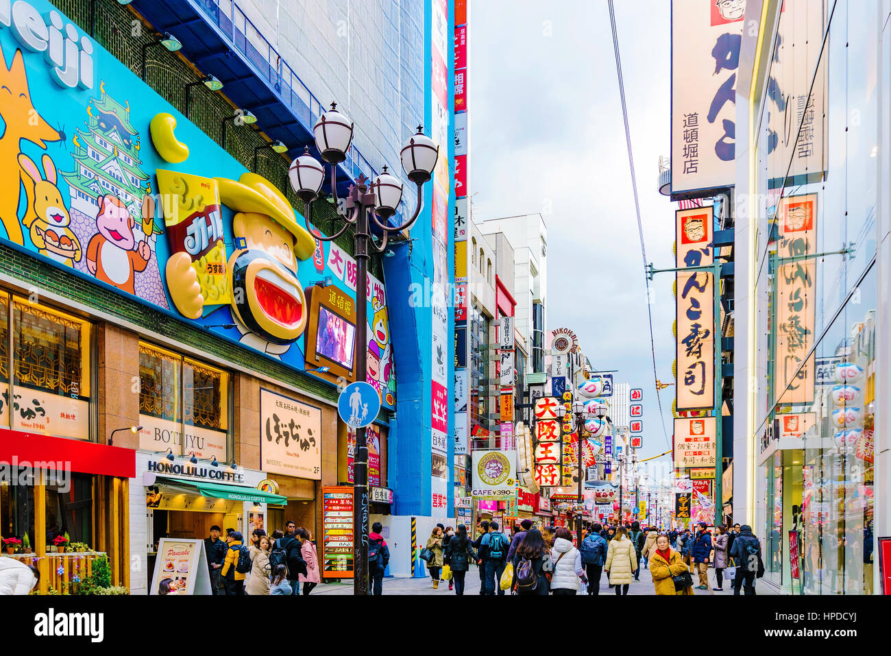 OSAKA, Giappone - 21 gennaio: Dotonbori area shopping presenta una ampia varietà di negozi dove molti turisti visitano per fare shopping e cenare su gennaio 21, 2016 in Osaka Foto Stock