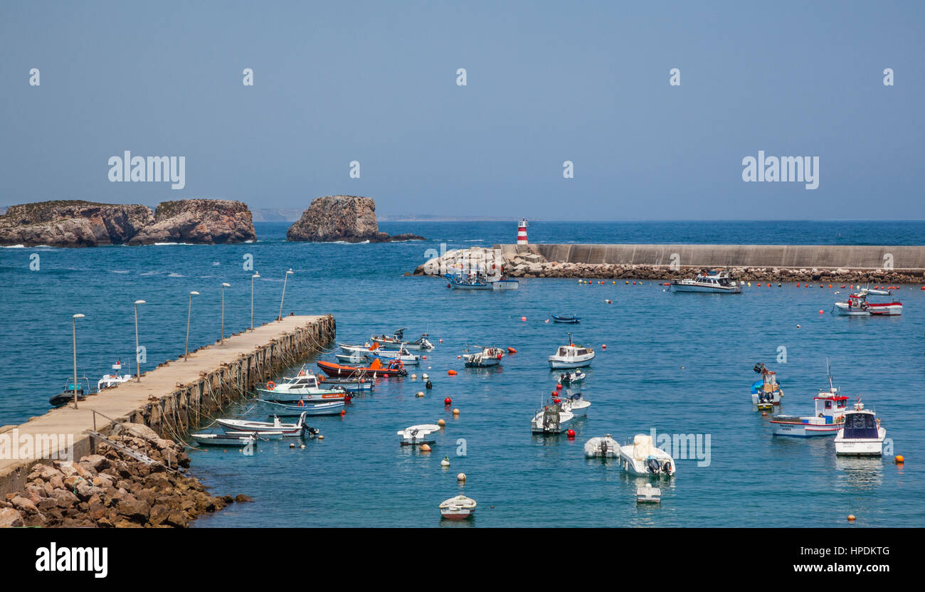 Il Portogallo, Algarve, Porto da Baleeira Sagres, vista del porto di pesca di Sagres Foto Stock