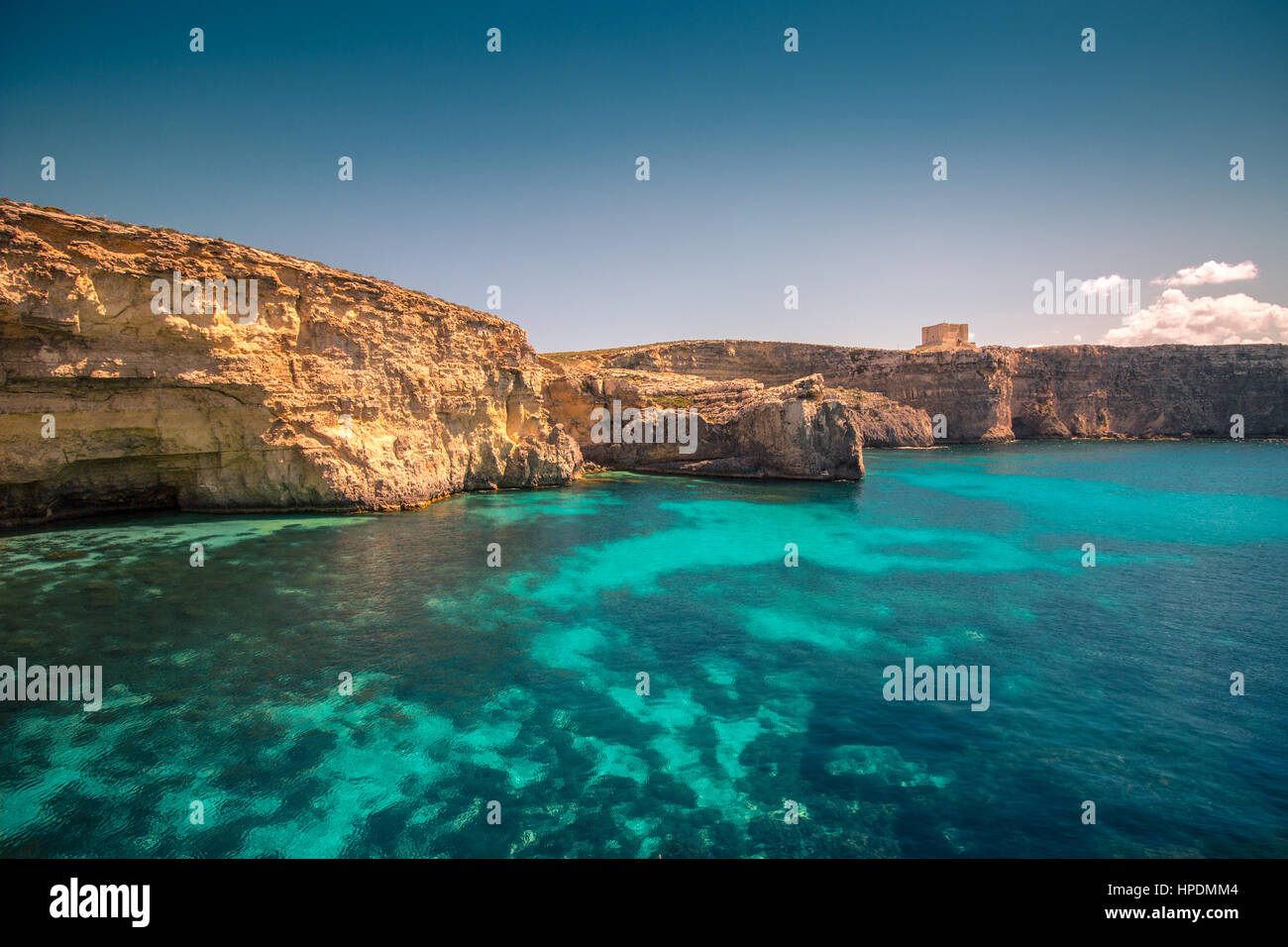Il Maltese seascape con rocce e mare turchese. Foto Stock