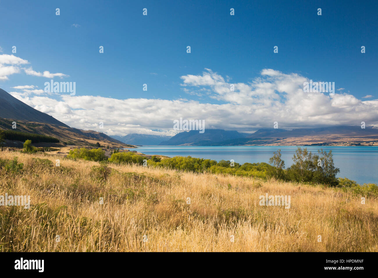 Twizel, Canterbury, Nuova Zelanda. Vista verso nord lungo il Lago Pukaki fino dalla Peters Lookout, le Alpi del Sud avvolto nella nube. Foto Stock