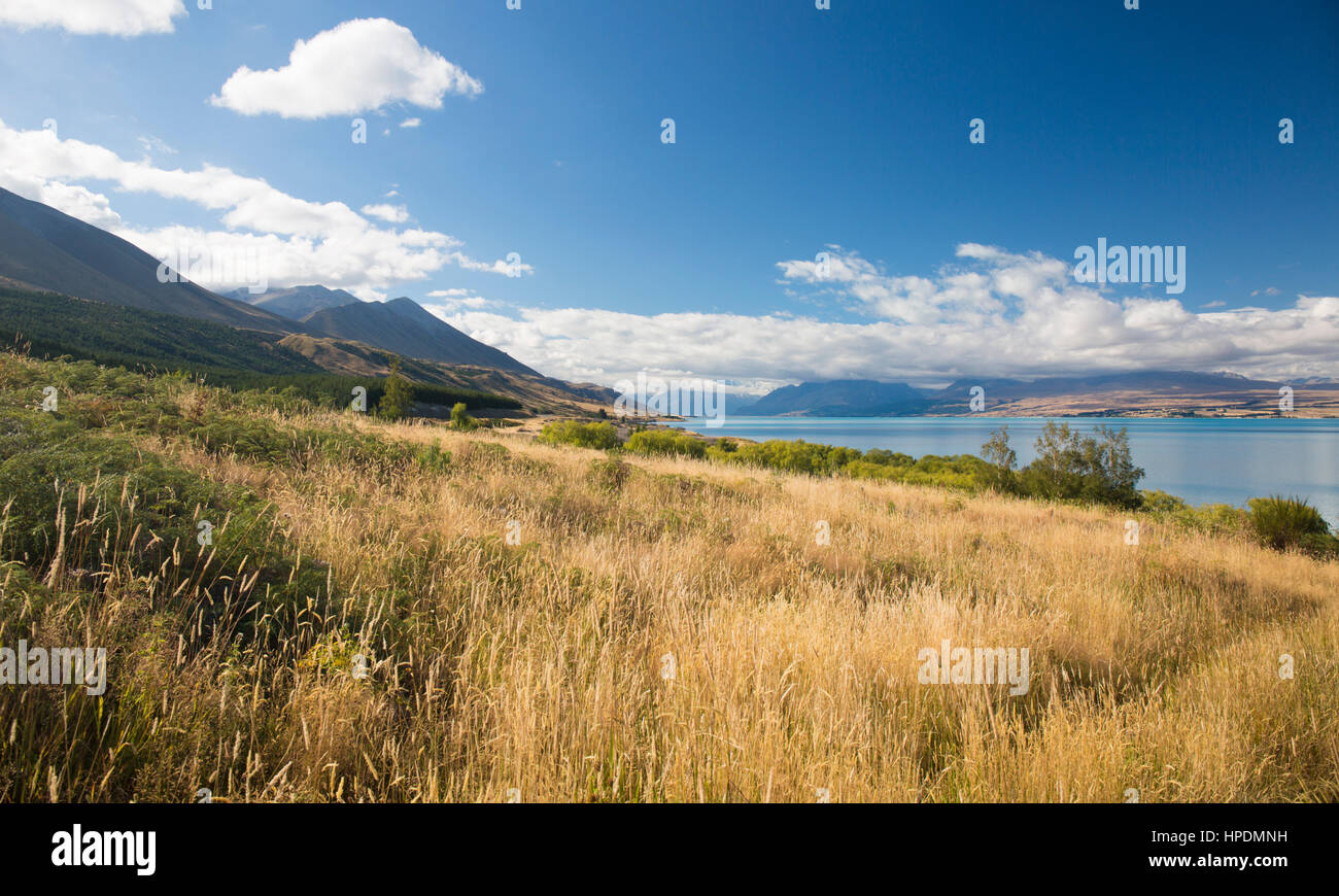 Twizel, Canterbury, Nuova Zelanda. Vista verso nord lungo il Lago Pukaki fino dalla Peters Lookout, le Alpi del Sud avvolto nella nube. Foto Stock