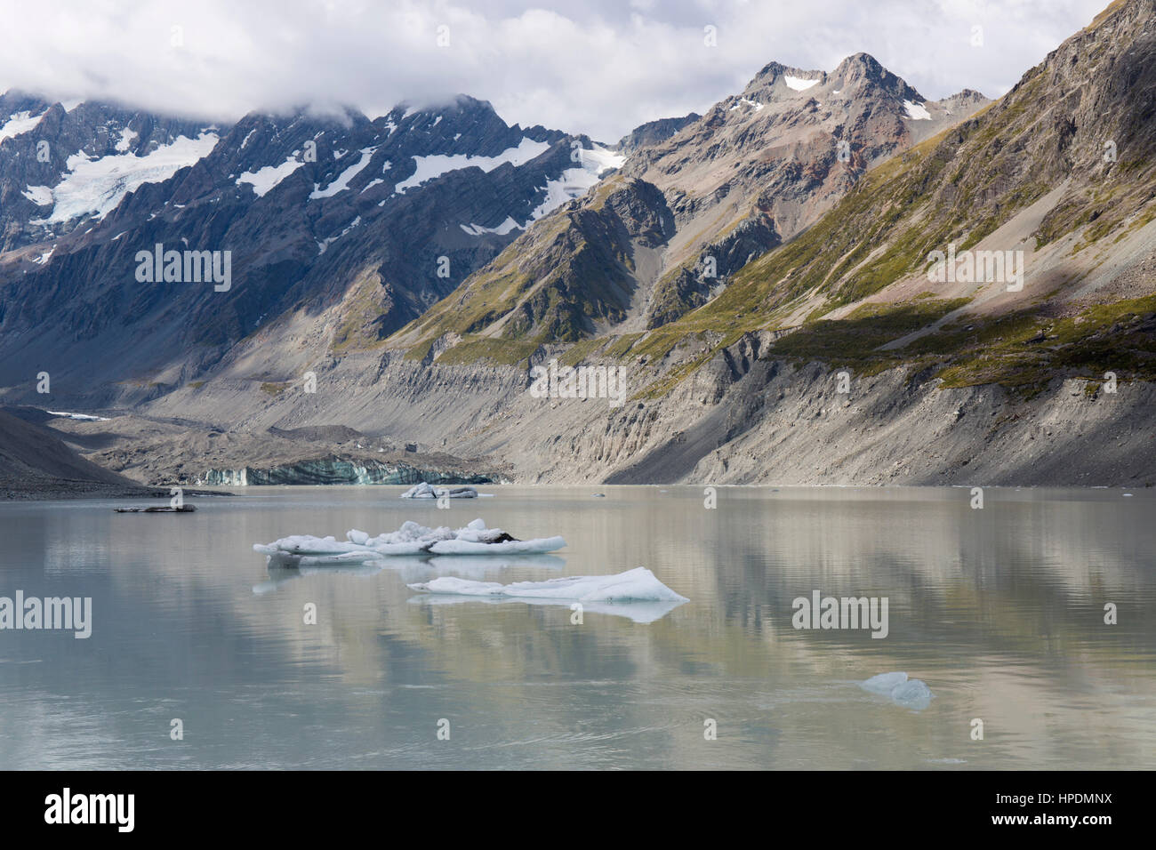 Dal Parco Nazionale Aoraki/Mount Cook, Canterbury, Nuova Zelanda. Vista attraverso le gelide acque del lago Hooker, capolinea della Hooker Valley via. Foto Stock