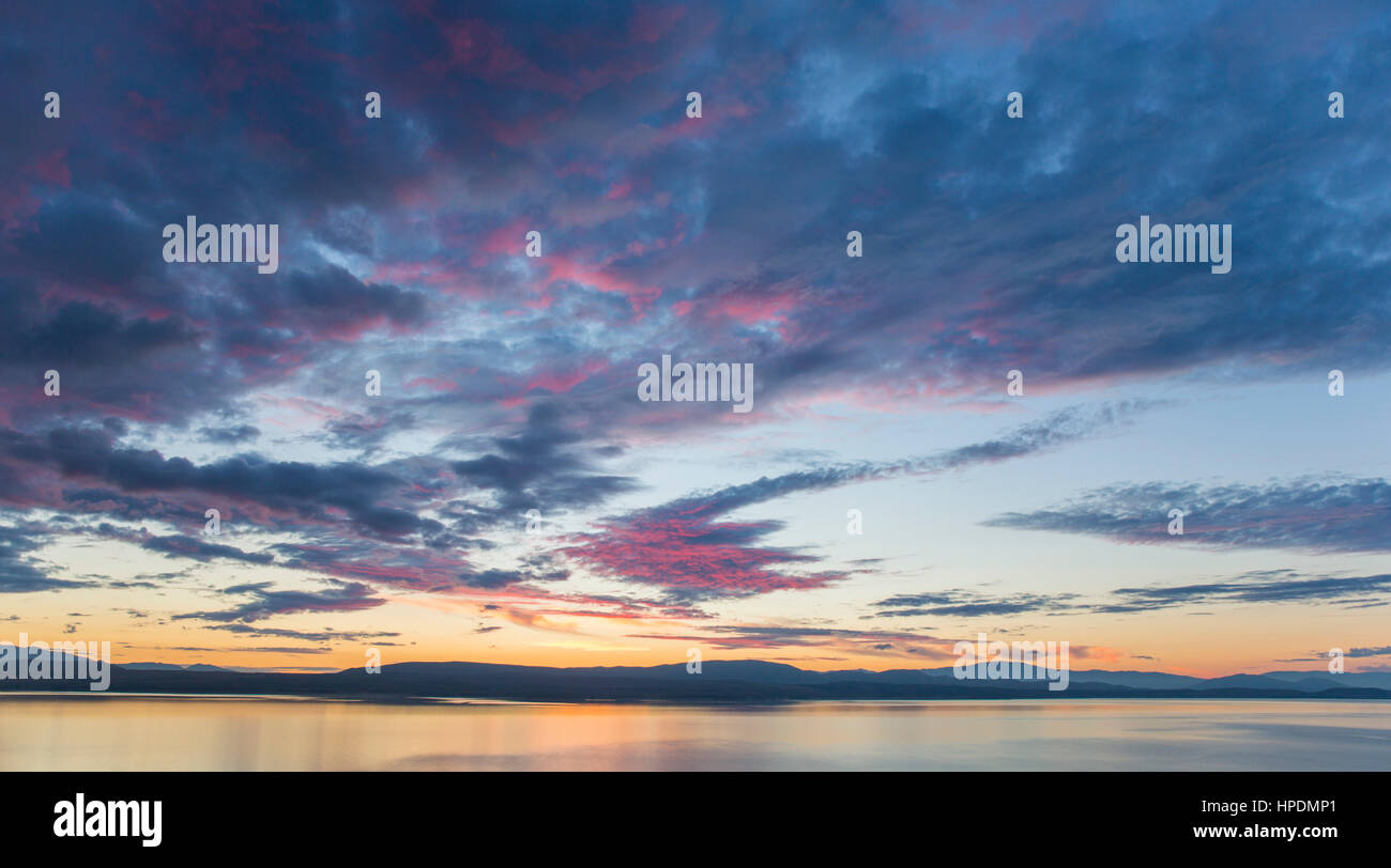 Twizel, Canterbury, Nuova Zelanda. Vista panoramica sul Lago Pukaki fino dalla Peters Lookout all'alba, rosa nuvole nel cielo. Foto Stock