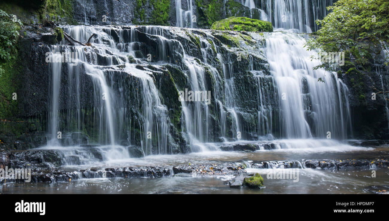 Purakaunui, Catlins Area di Conservazione, Otago, Nuova Zelanda. Le molteplici cascate di Purakaunui Falls. Foto Stock