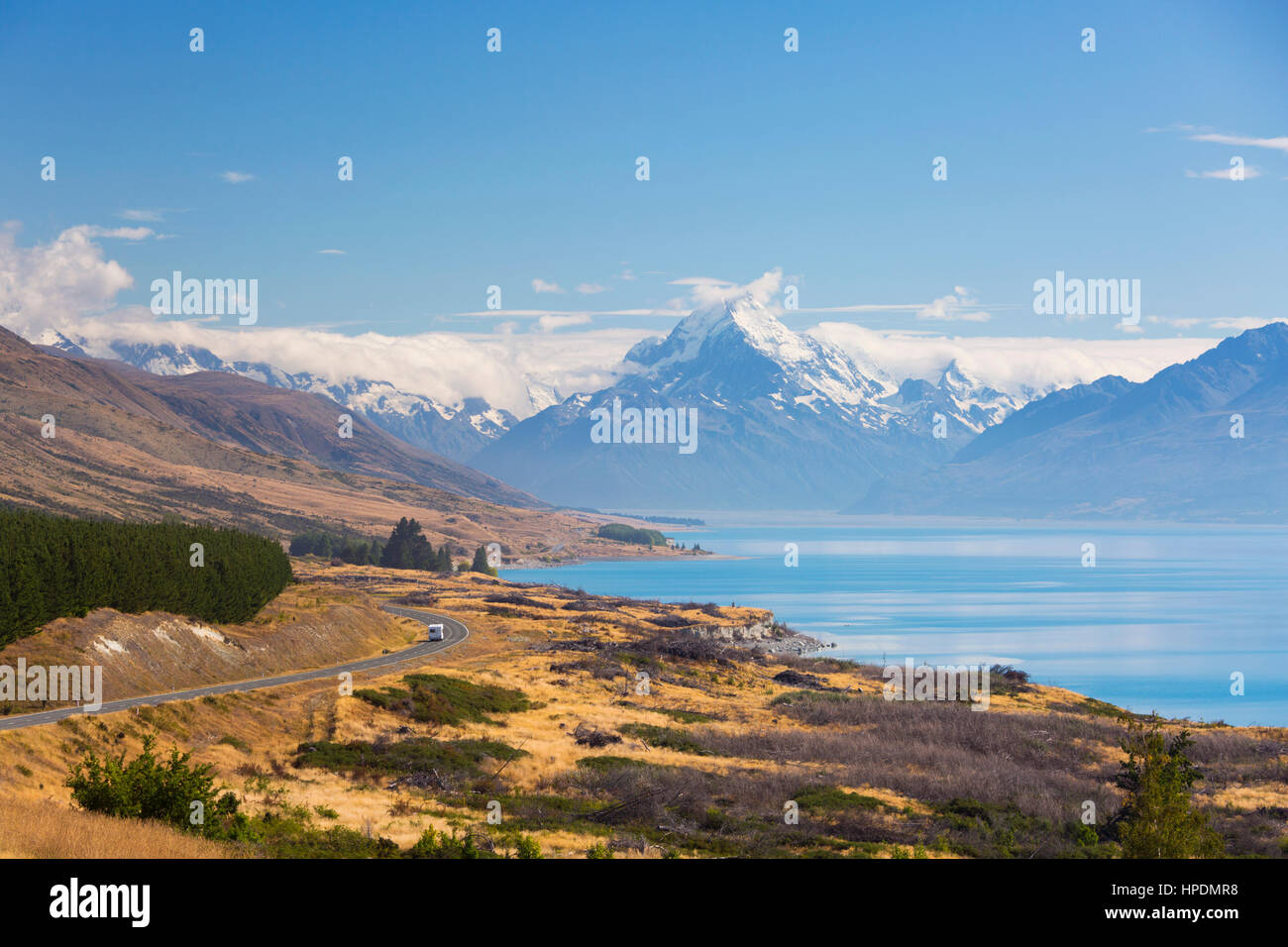 Twizel, Canterbury, Nuova Zelanda. Vista dalla Peters Lookout lungo il tranquillo Lago Pukaki per lo snow-capped vertice di Aoraki/Mount Cook. Foto Stock