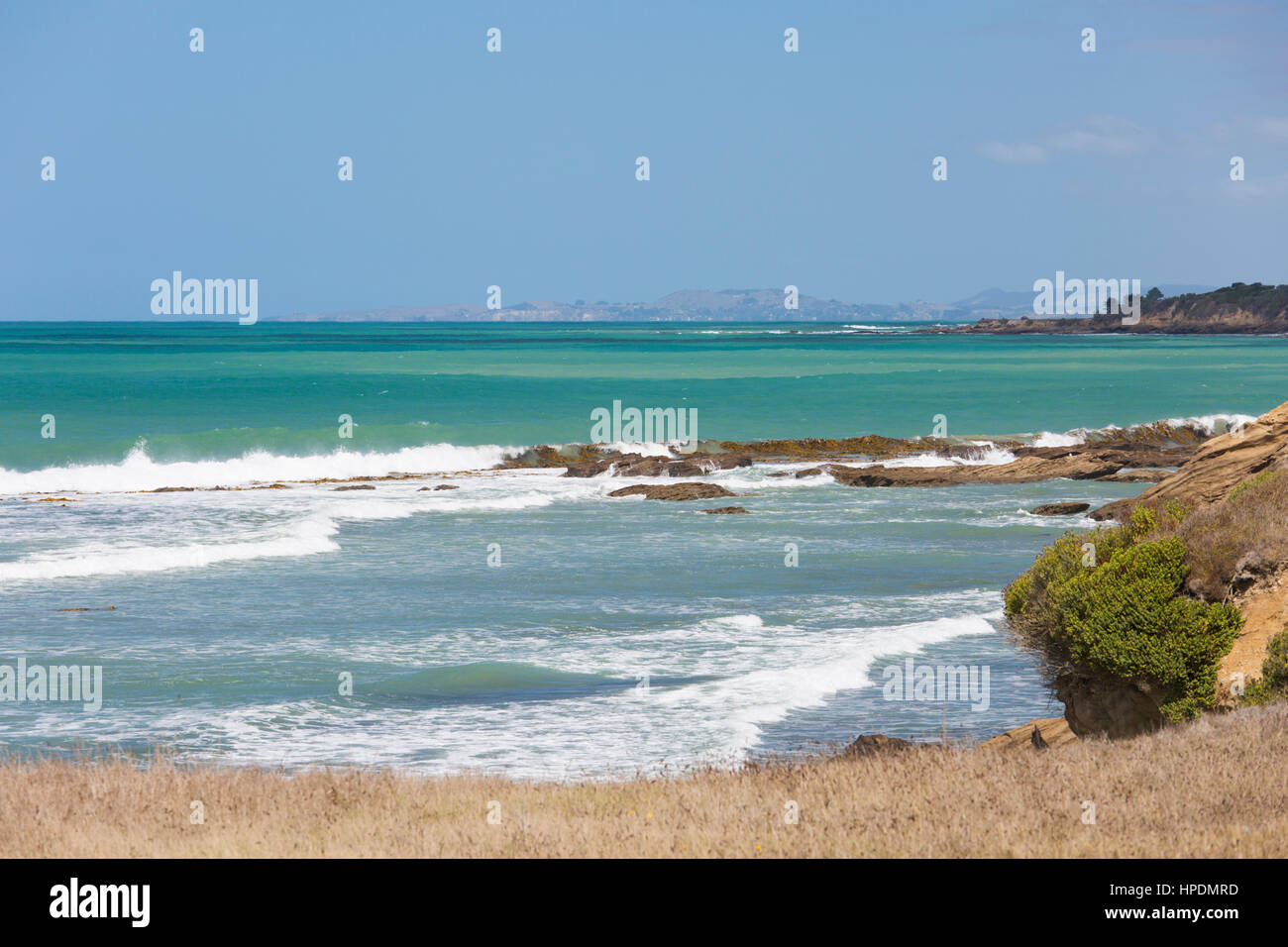 Oamaru, Otago, Nuova Zelanda. Vista attraverso le acque turchesi dell'Oceano Pacifico da costa rocciosa vicino a Kakanui. Foto Stock