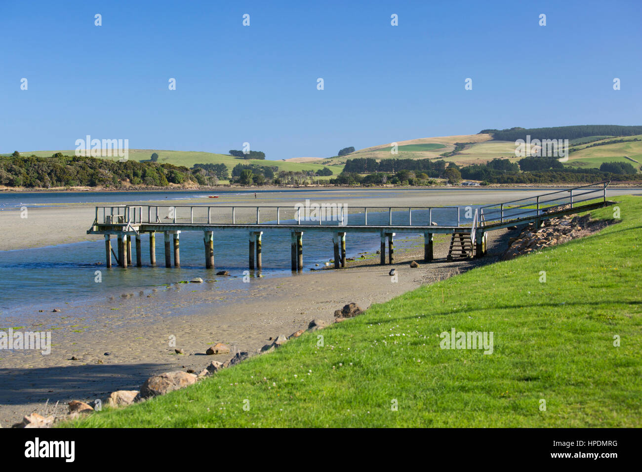 Pounawea, Catlins Area di Conservazione, Otago, Nuova Zelanda. Vista dal mare attraverso l'estuario del fiume Catlins. Foto Stock