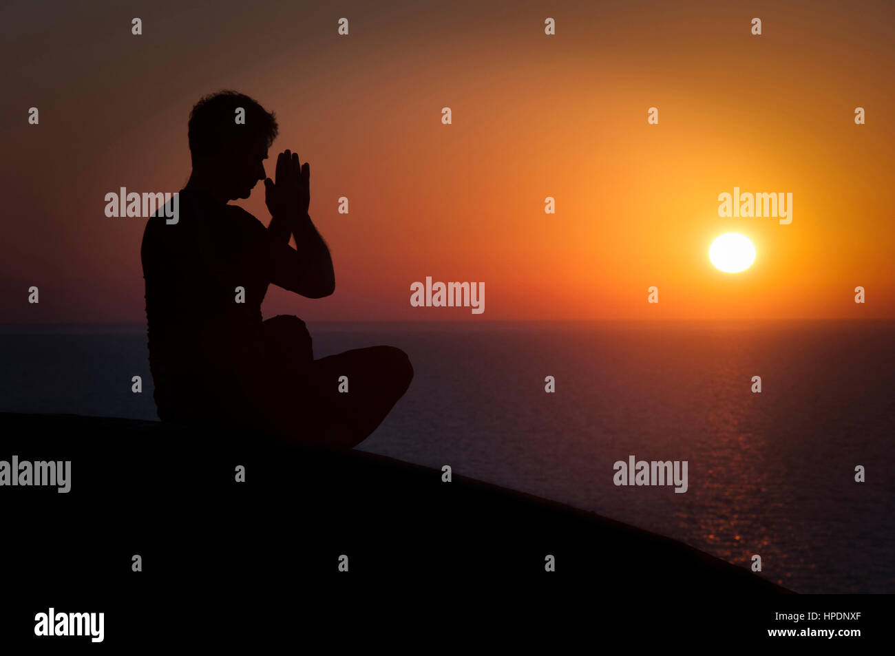 La meditazione il momento in sunset Foto Stock