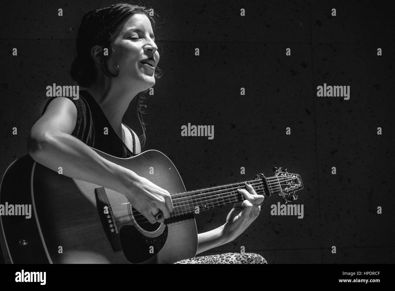 Concerto ISEO- una ragazza spagnola Album ultima notte in riproduzione acustica in Corte Ingles in Madrid - Spagna. Solo la chitarra. Foto Stock