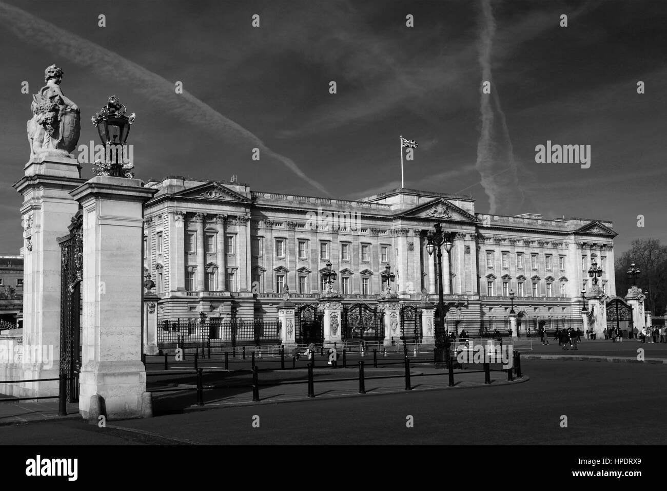 Vista estiva della facciata di Buckingham Palace, St James, London, England, Regno Unito Foto Stock