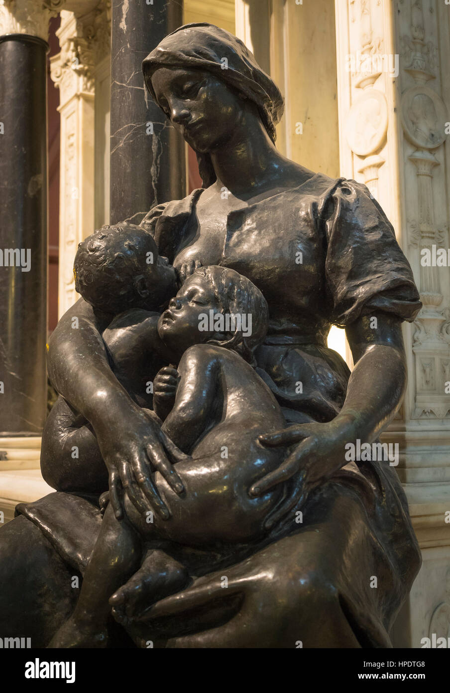 Carità universale, statue in bronzo dello scultore Paolo Dubois, il cenotafio del generale De La Moricière, cattedrale di Saint-Pierre-et-Saint-Paul, Nantes Foto Stock