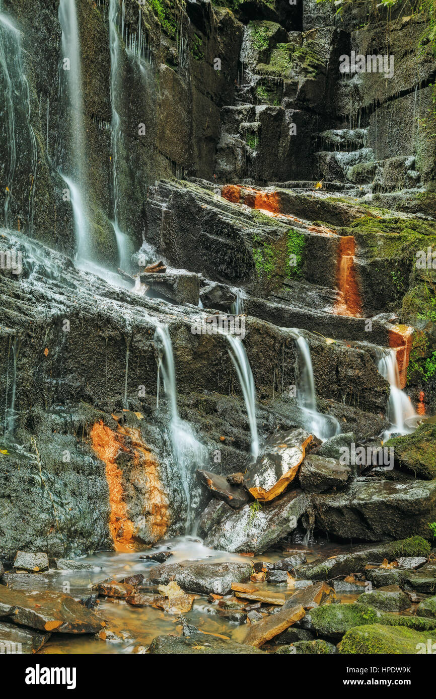 Una piccola cascata vicino a Huddersfield Foto Stock