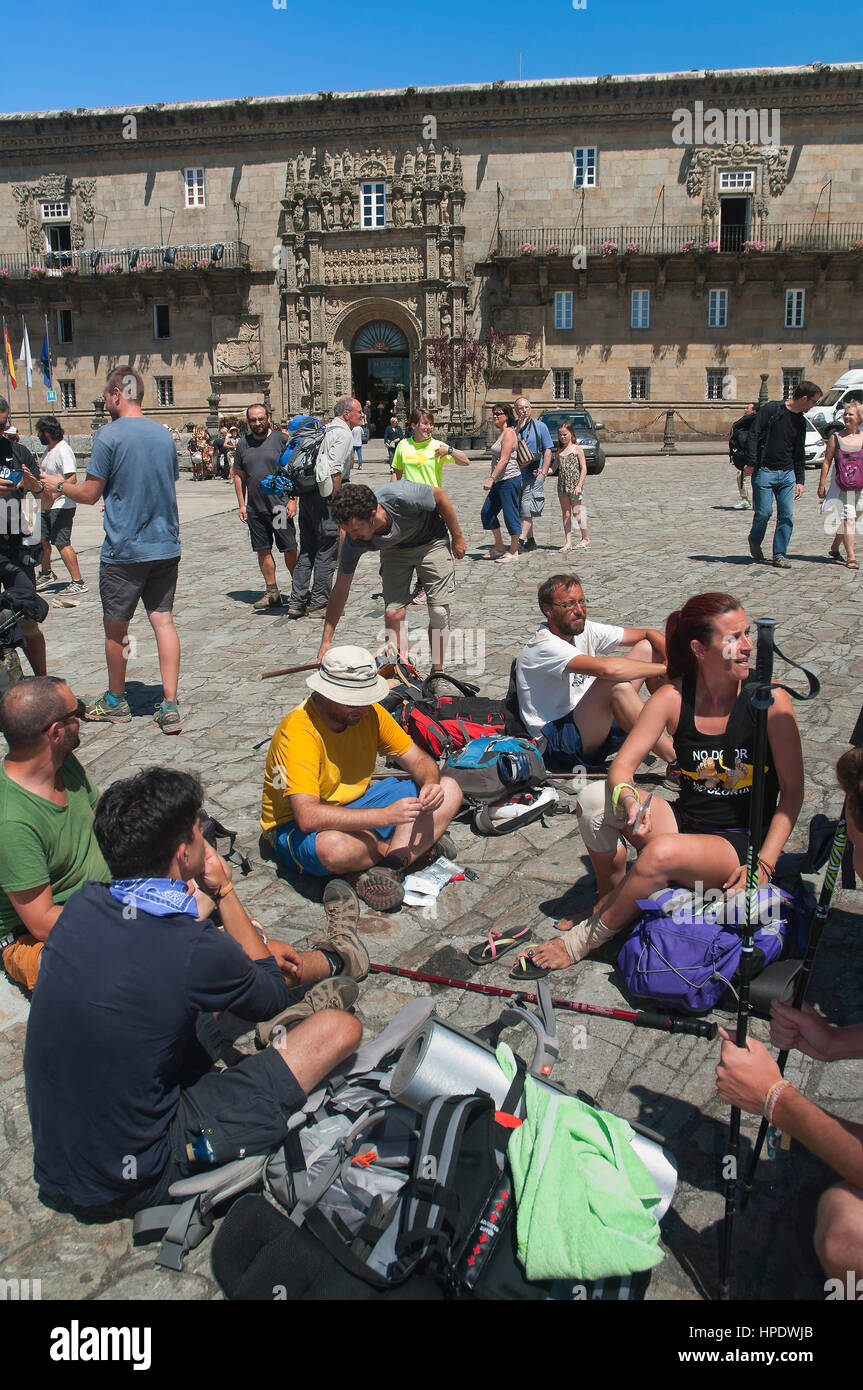 Pellegrini in Plaza del Obradoiro, Santiago de Compostela, La Coruña provincia, regione della Galizia, Spagna, Europa Foto Stock