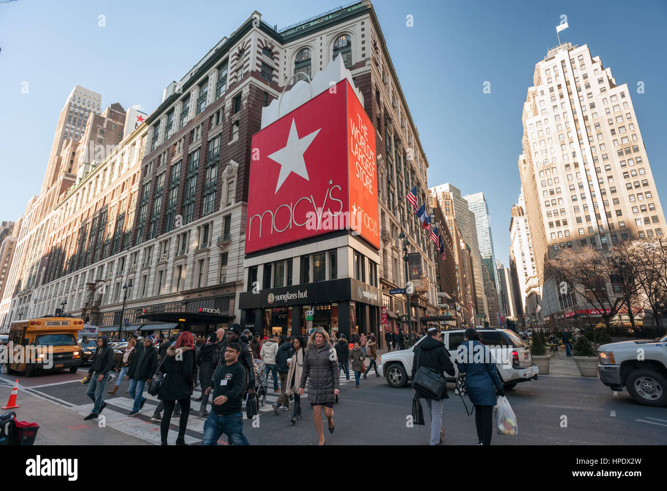 Il Macy's Herald Square flagship department store di New York venerdì 17 febbraio, 2017. Macy's è previsto per segnalare il suo quarto trimestre guadagni su Martedì, 21 febbraio 2017. (© Richard B. Levine) Foto Stock