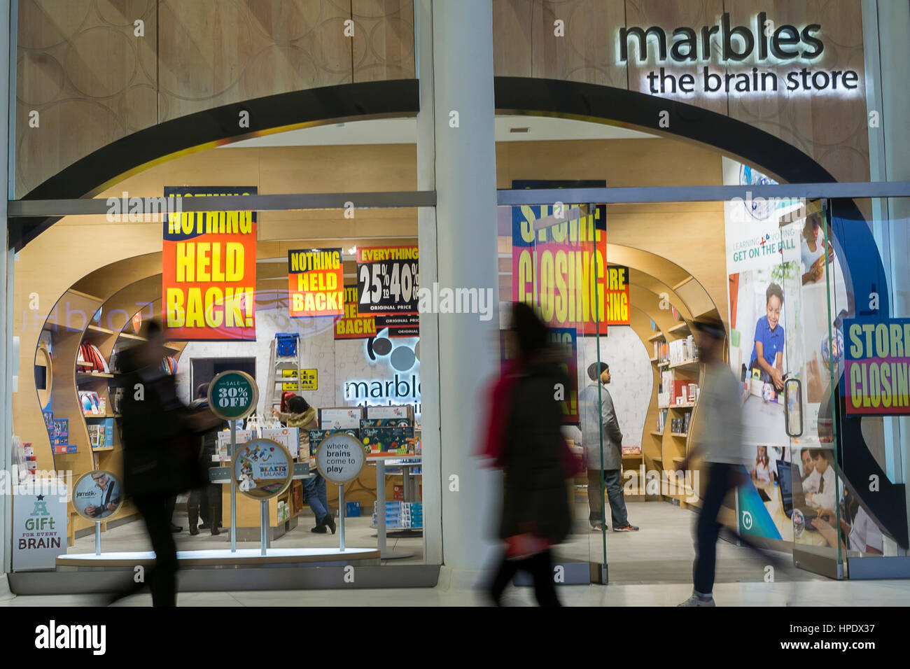 Segni di liquidazione adornano la 'Marbles, il cervello Store' ubicazione nel Westfield Mall in New York venerdì 17 febbraio, 2017. La catena ha subito una scarsa 2016 e ha archiviato per il Capitolo 11 fallimento di protezione ed è tutto di armatura 37 dei suoi negozi su tutto il territorio nazionale. La società ora si concentrerà sull'e-commerce, commercio all'ingrosso e monetizzare la sua proprietà intellettuale. (© Richard B. Levine) Foto Stock