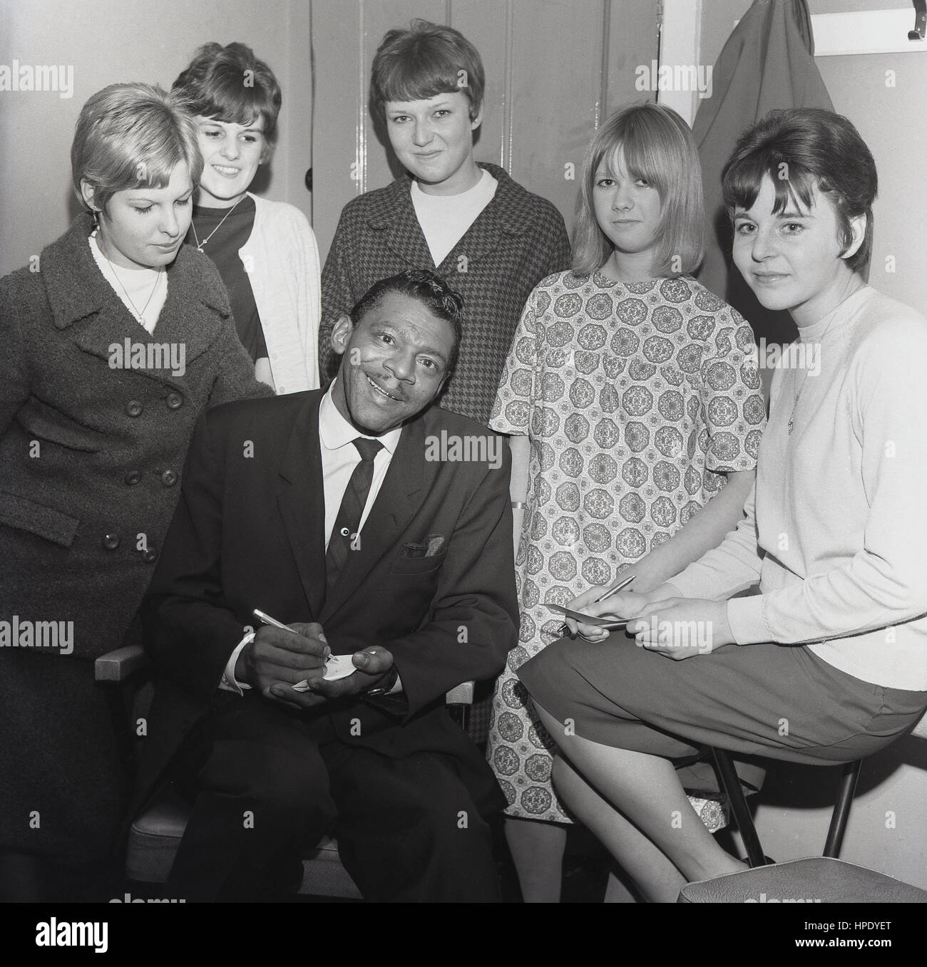 1964, storico, ottobre, musicista americano, cantante blues e famoso musicista di armonica Little Walter con fan femminili, Borough Assembly Hall, Aylesbury, Inghilterra, Regno Unito Foto Stock