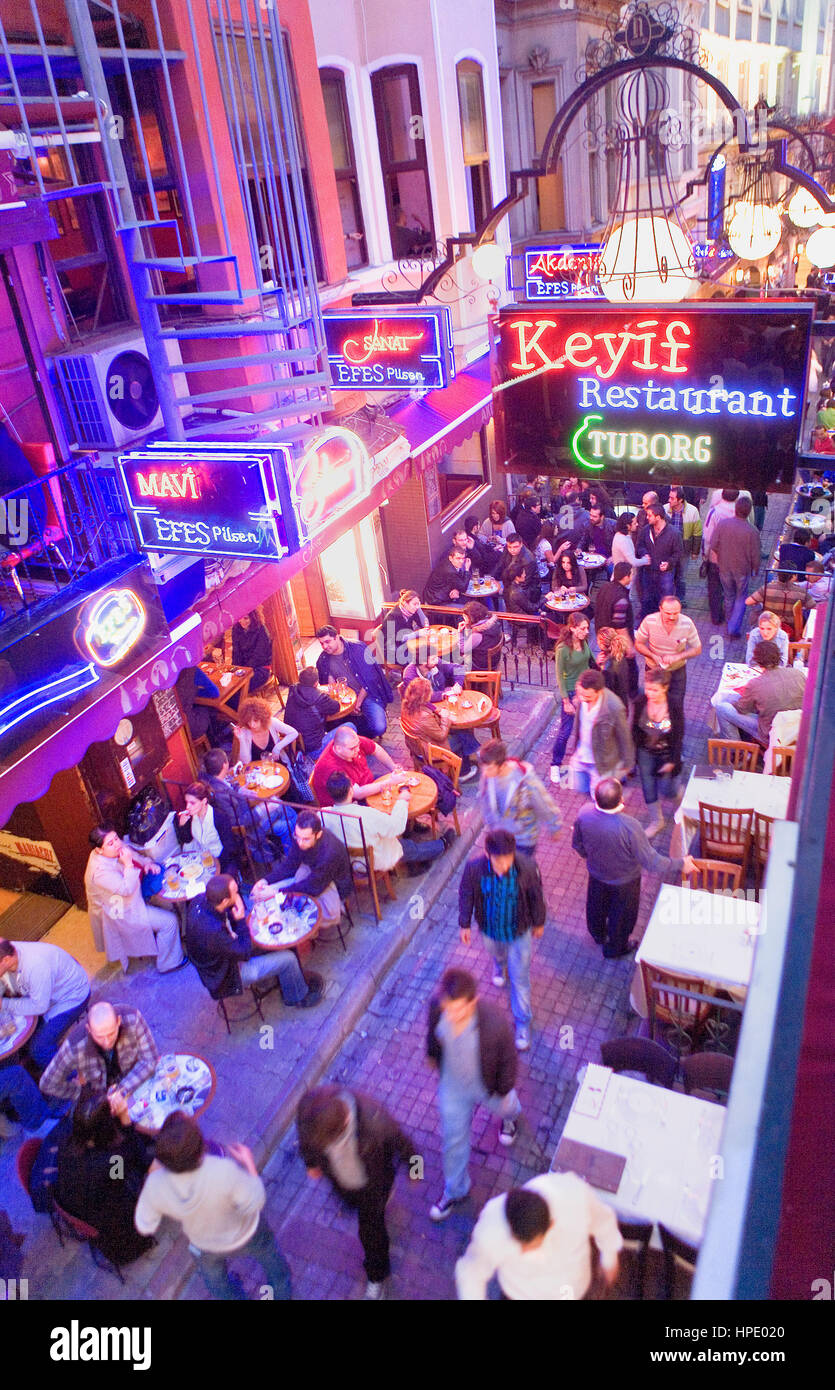 Bar e ristoranti a Nevizade street, vicino alla zona pedonale Istiklal Street nella zona di Beyoglu Istanbul, Turchia Foto Stock