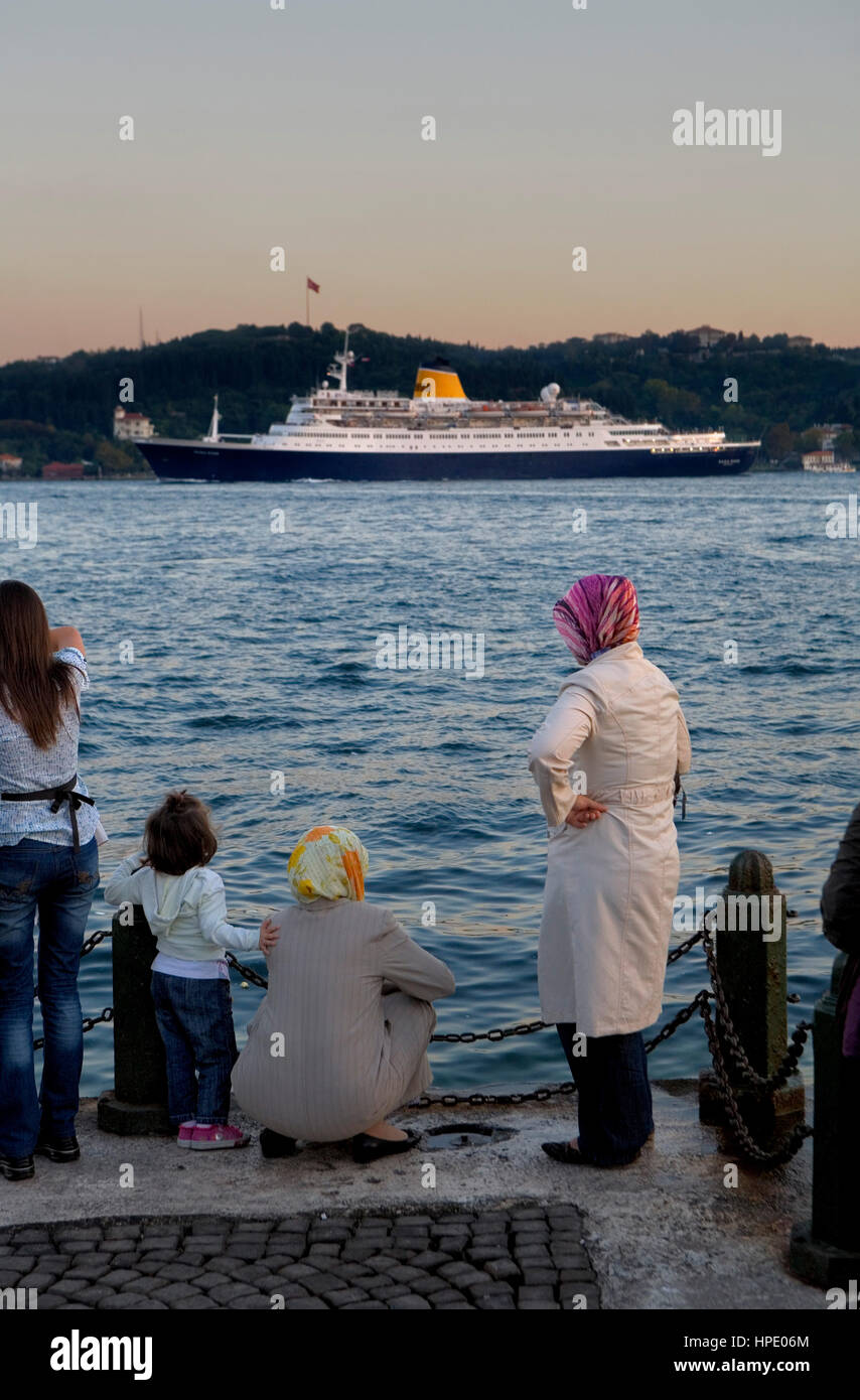 Ortakoy Shil Park. Lo Stretto del Bosforo. A Ortaköy distretto. Istanbul. Turchia Foto Stock