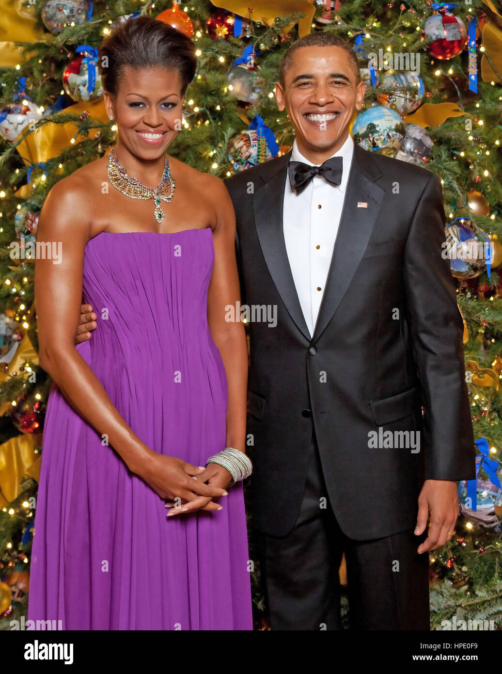 Il presidente Barack Obama e la First Lady Michelle Obama di fronte alla Casa Bianca di albero di Natale in camera blu della Casa Bianca, 6 dicembre 2009. Foto Lawrence Jackson/White House Foto Stock