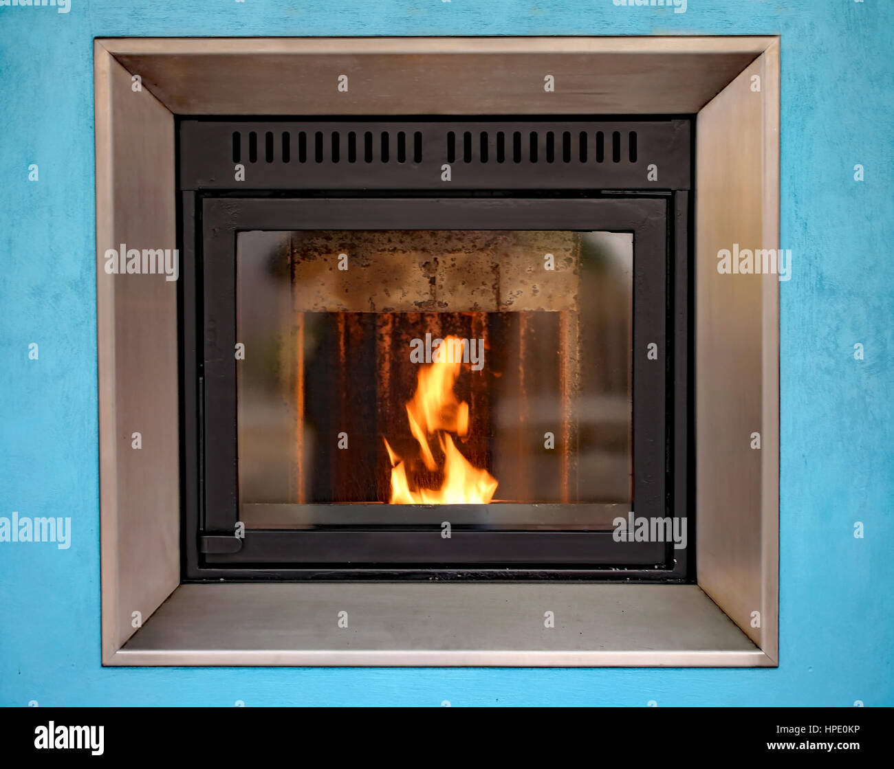Nuova stufa a decorare e il calore di casa con il fuoco Foto Stock
