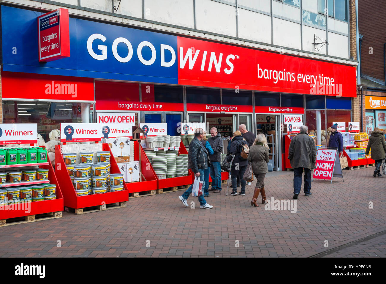 Goodwins occasioni ogni volta affare store attirare folle in un nuovo negozio il giorno di apertura nel North Yorkshire Foto Stock