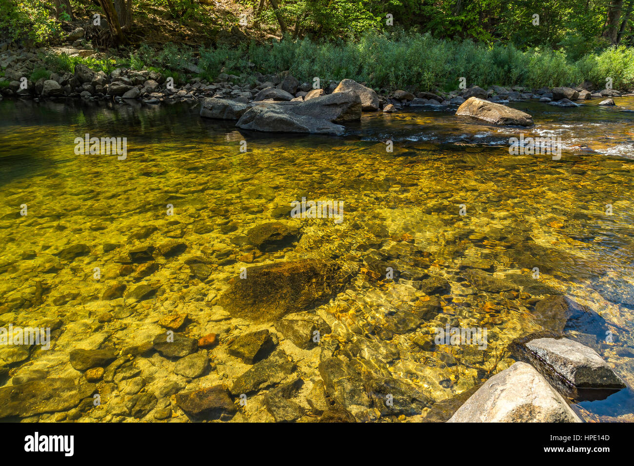 Il fiume Merced nella Yosemite Valley come fluisce dalla Sierra Nevada a San Joaquin Valley. Foto Stock