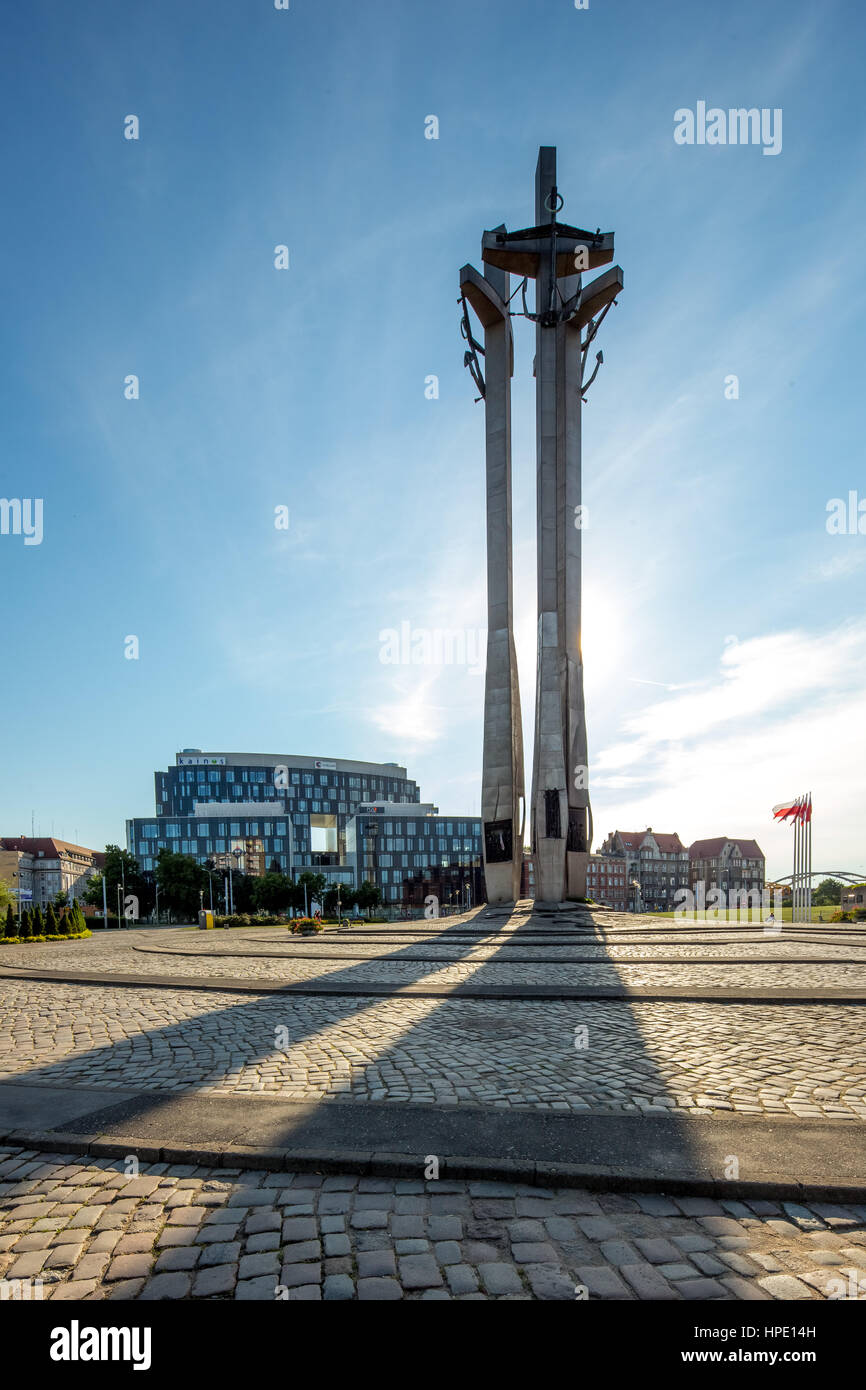 Il Monumento dei Caduti i lavoratori del cantiere, Pomnik Poleglych Stoczniowców nella piazza di fronte al cancello principale del Cantiere di Danzica, Gdansk, Eur Foto Stock