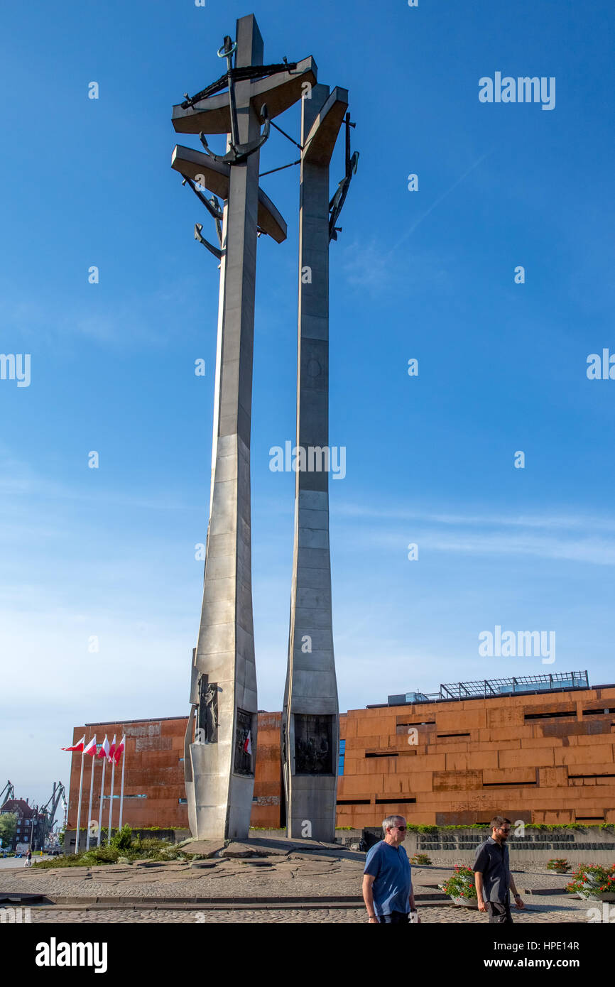Il Monumento dei Caduti i lavoratori del cantiere, Pomnik Poleglych Stoczniowców nella piazza di fronte al cancello principale del Cantiere di Danzica, Danzica, Europea Foto Stock