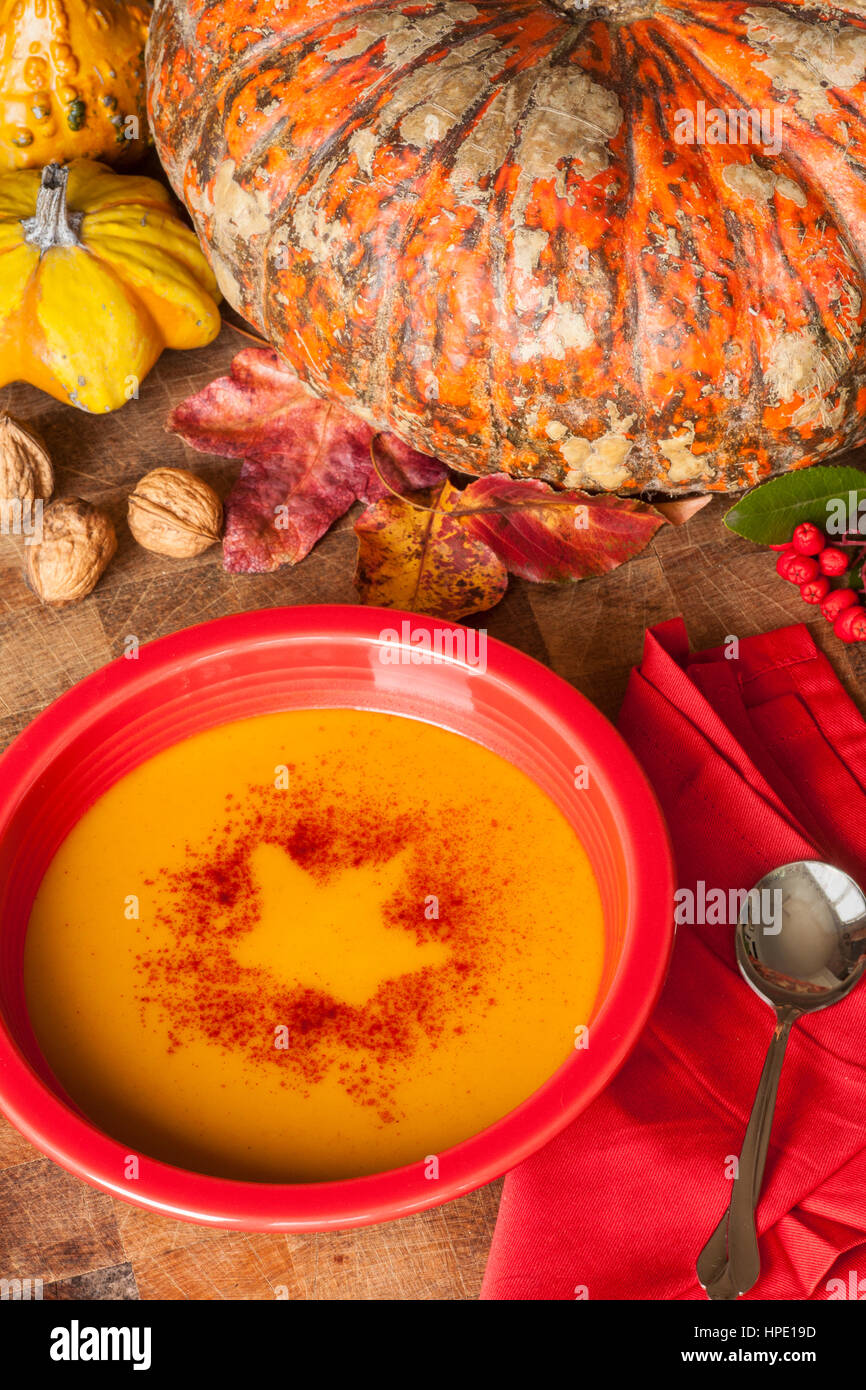 La zucca minestra con mele e paprika dolce Foto Stock