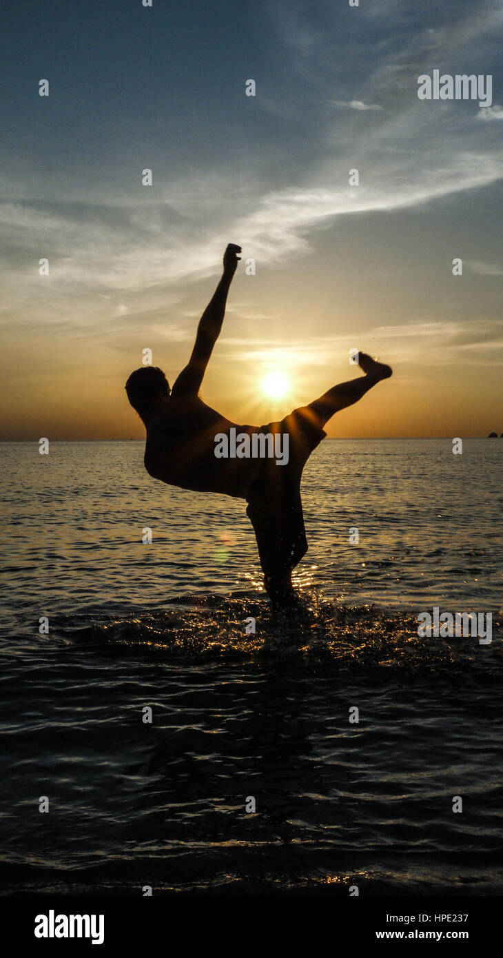 Immagini Stock - Kick al tramonto - Silhouette Foto Stock