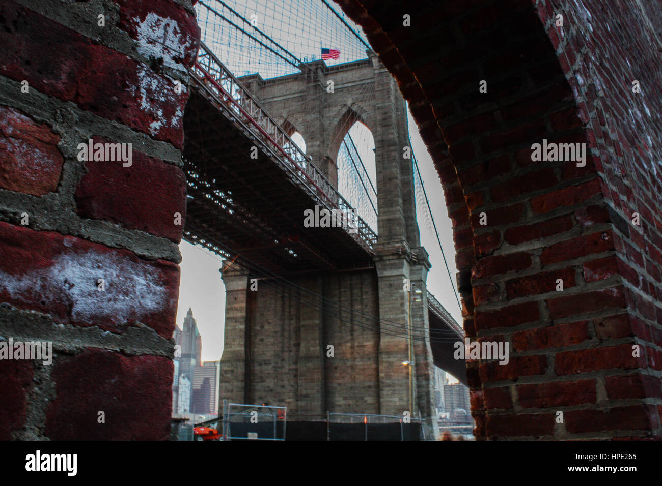 Vista del Ponte di Brooklyn Bridge attraverso il mattone finestra ad arco Foto Stock