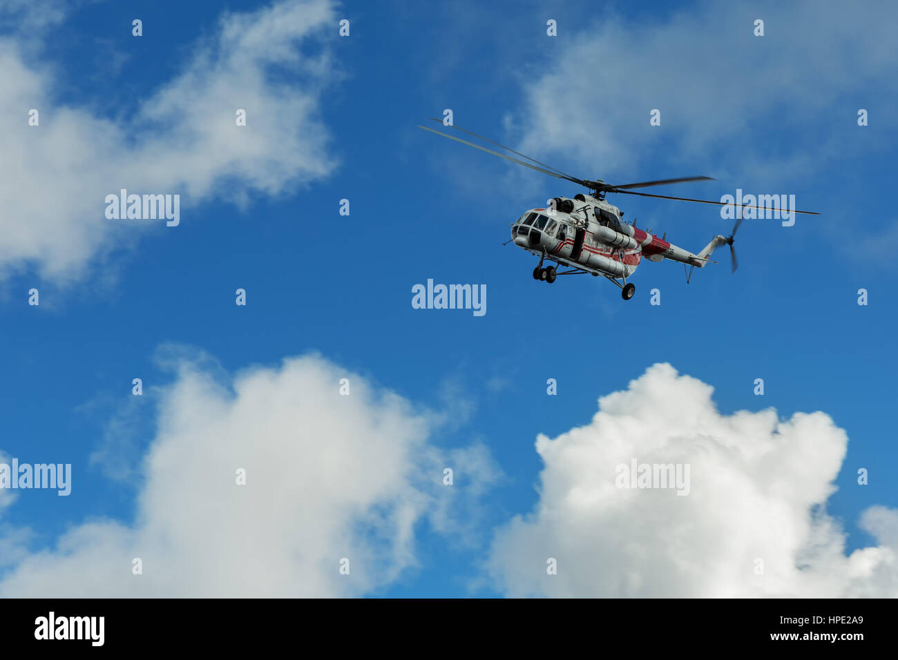Penisola di Kamchatka, Russia - Agosto 20, 2016: Visite elicottero Mi-8 per i turisti nel cielo nuvoloso Foto Stock