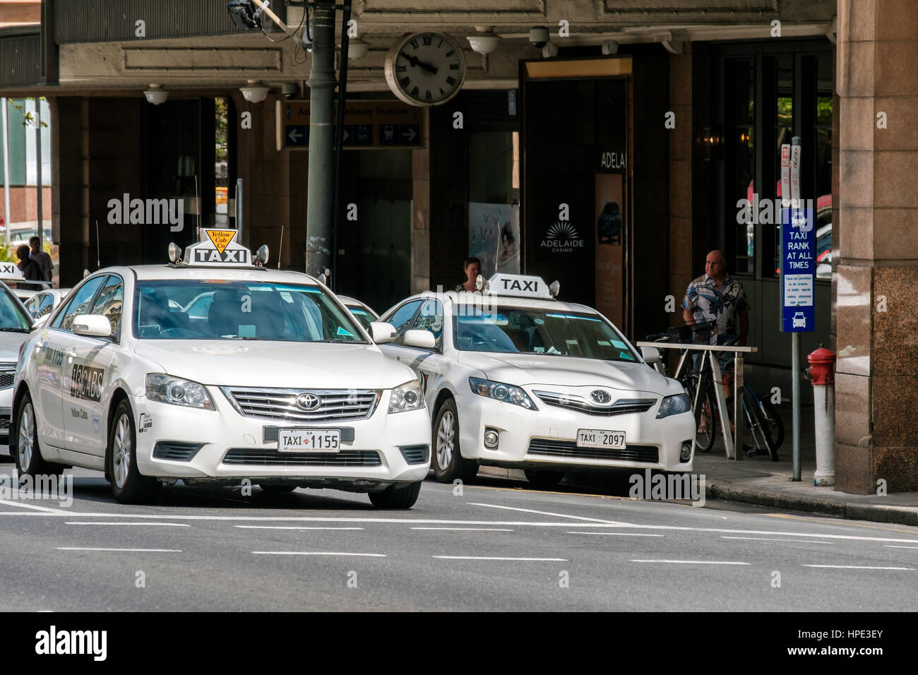 Adelaide, Australia - 11 Novembre 2016: Taxi Auto Adelaide vicino stazione ferroviaria vista lungo la terrazza nord in un giorno. Toyota Camry è il la maggior parte dei po Foto Stock