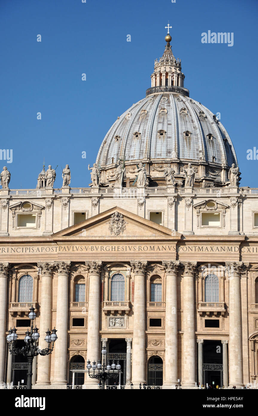 Città del Vaticano - MARZO 16, 2016: la basilica di San Pietro in Vaticano è la casa del Papa preghiere ed è visitato ogni anno da una folla di turisti Foto Stock