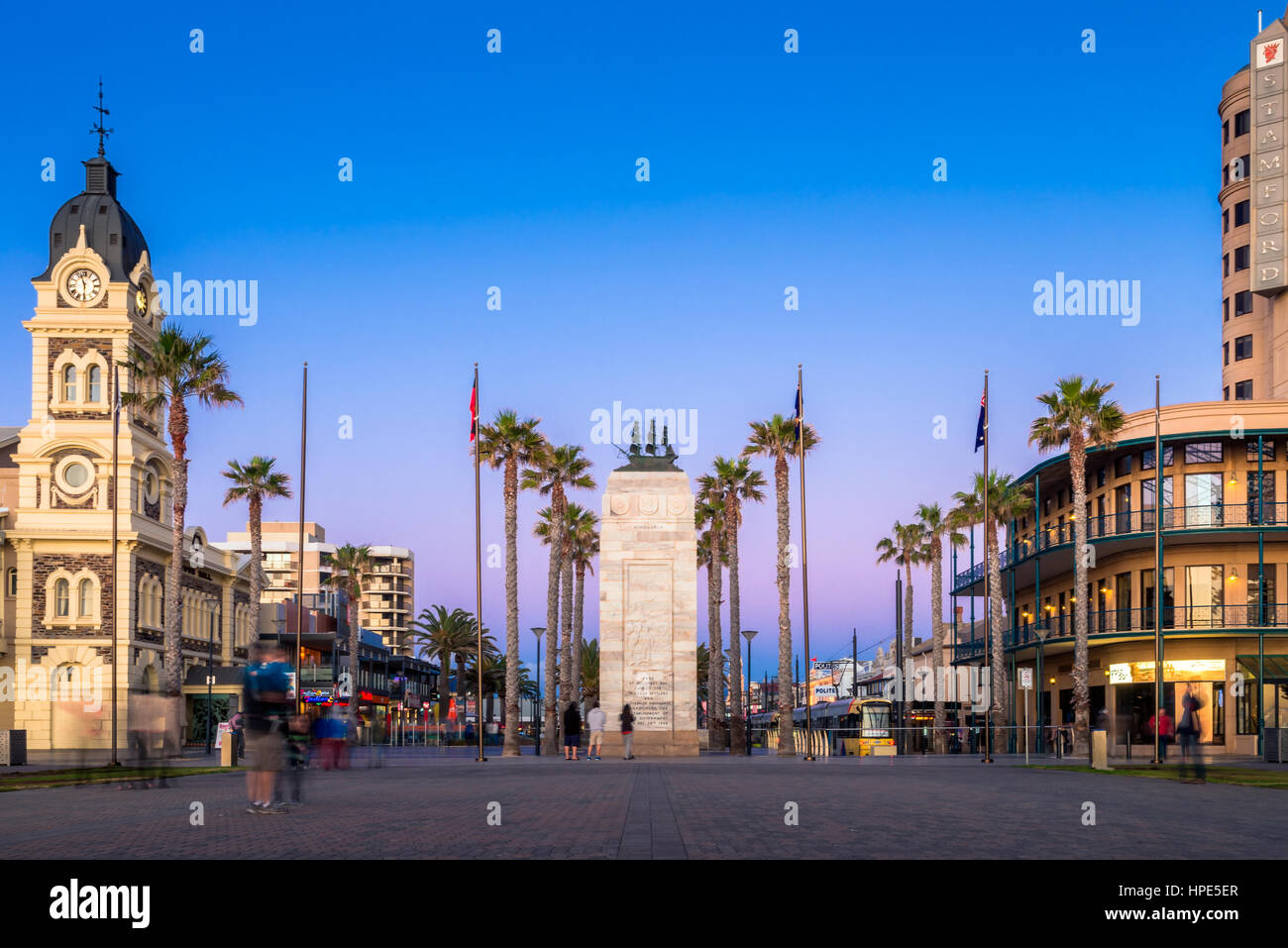 Adelaide, Australia - 22 agosto 2015: Moseley Square con la Pioneer Memorial nel mezzo di notte. Moseley Square è una piazza nella città di H Foto Stock